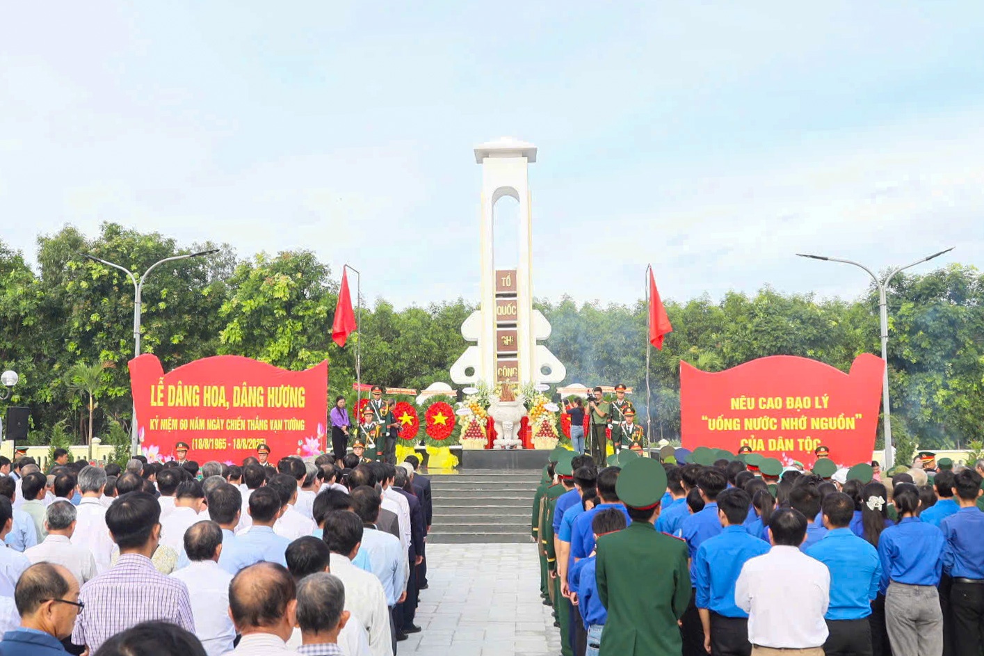 Các đại biểu dâng hương, dâng hoa cho các anh hùng liệt sĩ tham gia trận chiến Vạn Tường năm 1965.