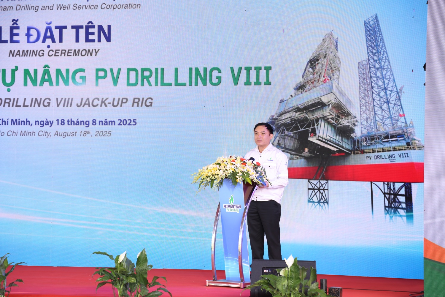 Tổng Giám đốc Petrovietnam Lê Ngọc Sơn chúc mừng PV Drilling đưa giàn PV DRILLING VIII vào vận hành đúng kế hoạch