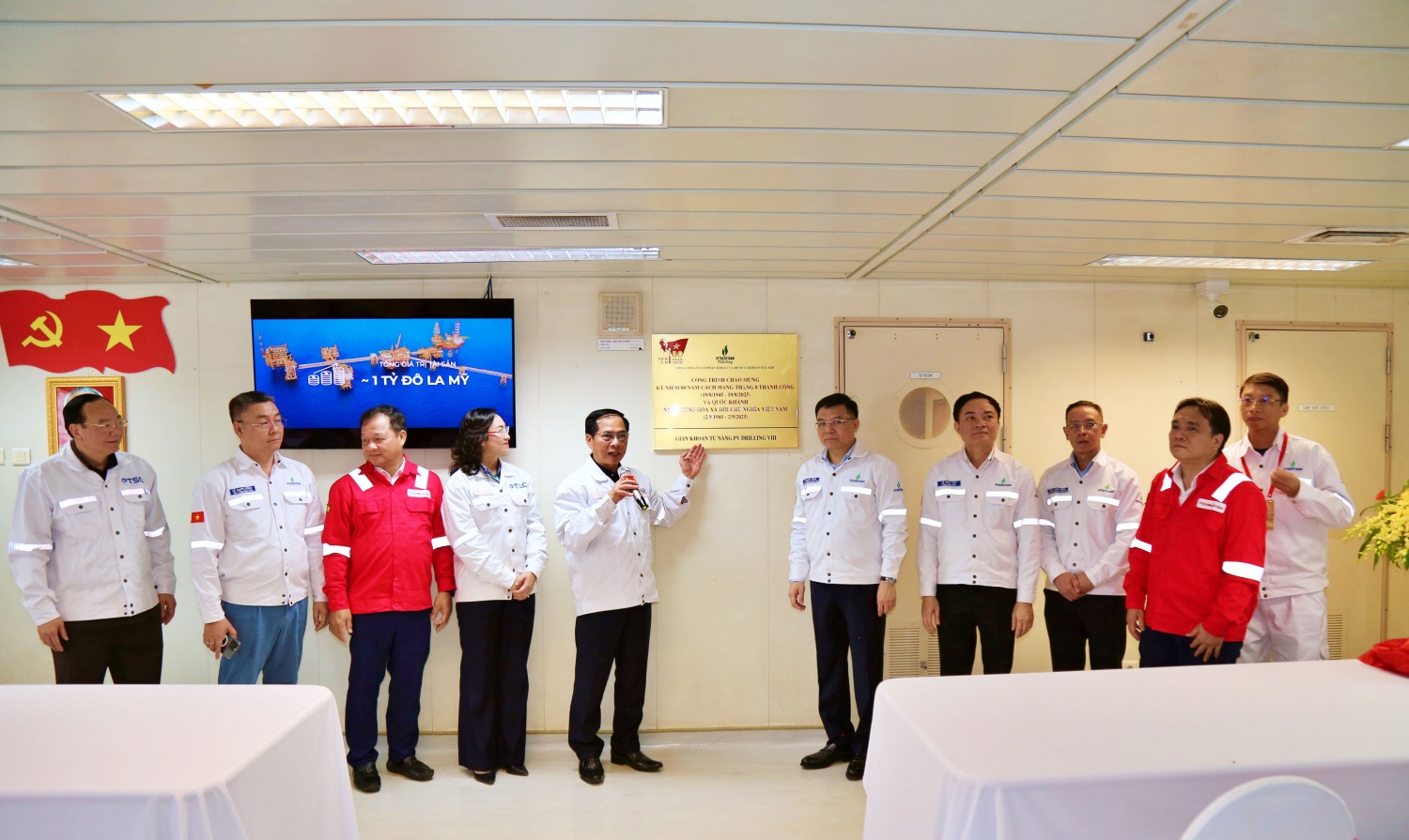 Phó Thủ tướng Bùi Thanh Sơn cùng các đại biểu thực hiện nghi thức gắn biển Công trình chào mừng 80 năm Cách mạng Tháng Tám thành công (19/8/1945-19/8/2025) và Quốc khánh 2/9 trên giàn khoan PV DRILLING VIII