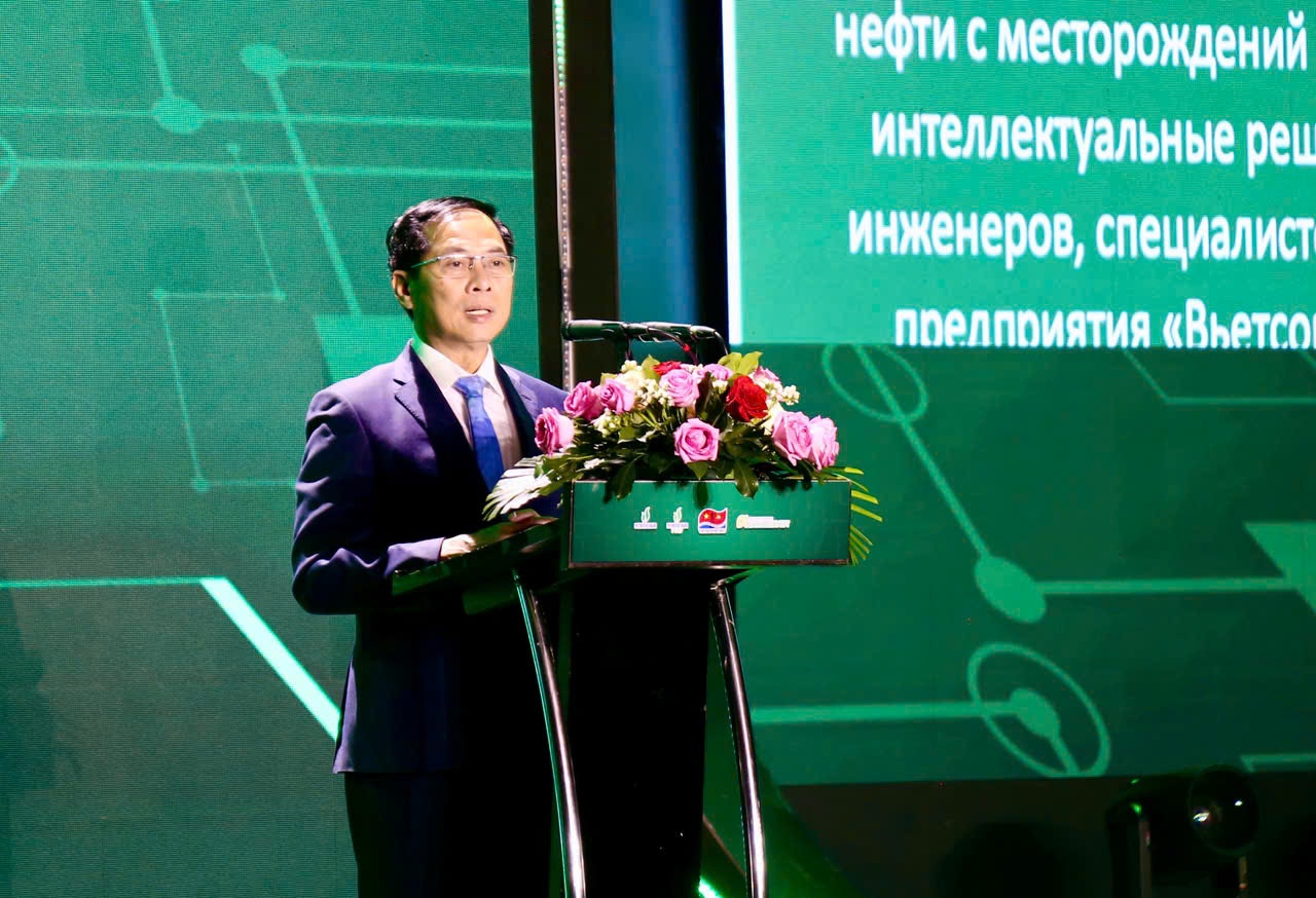 Thay mặt Chính phủ, Phó Thủ tướng Bùi Thanh Sơn nhiệt liệt chúc mừng Petrovietnam, các nhà thầu – nhất là Vietsovpetro, PVEP, Zarubezhneft – cùng tập thể cán bộ, kỹ sư, công nhân Việt Nam và Liên bang Nga đã nỗ lực đưa dự án về đích đúng tiến độ, an toàn, hiệu quả.