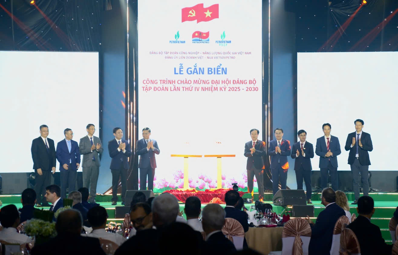 Ghi nhận và tôn vinh những nỗ lực, trí tuệ và tâm huyết của tập thể những người làm công tác tìm kiếm, thăm dò và khai thác Dầu khí, lãnh đạo Tập đoàn Petrovietnam, lãnh đạo Vietsovpetro cùng thực hiện nghi thức gắn biển Công trình tiêu biểu chào mừng Đại hội Đảng bộ Tập đoàn Công nghiệp - Năng lượng Quốc gia Việt Nam lần thứ IV, nhiệm kỳ 2025–2030 cho Dự án Phát triển mỏ KNT - KTN, Lô 09-2/09 và Dự án phát triển mỏ Đại Hùng pha 3, giàn WHP DH-01.