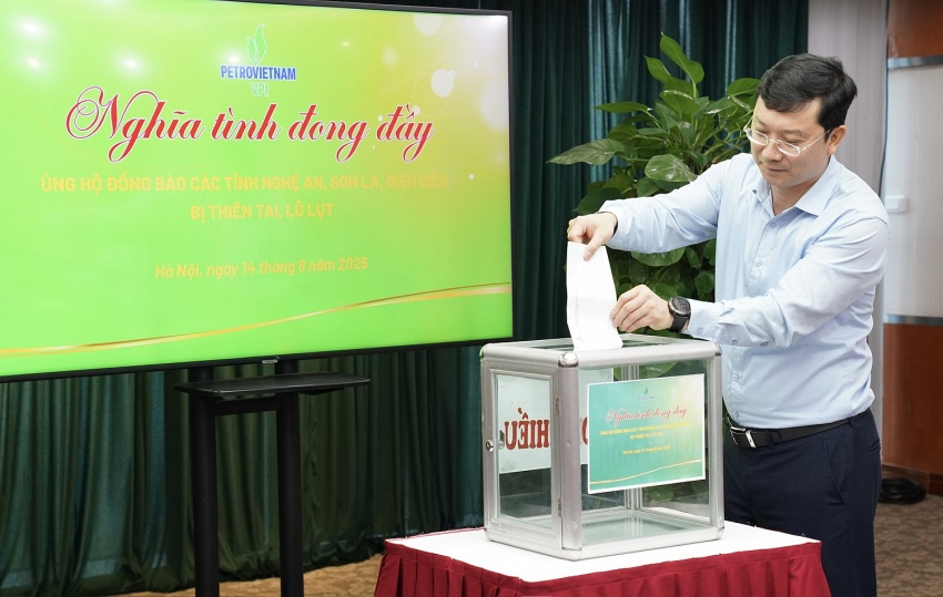 Ông Nguyễn Văn Tư - Phó Viện trưởng phụ trách VPI quyên góp ủng hộ người dân khắc phục thiệt hại sau thiên tai, nhanh chóng ổn định cuộc sống