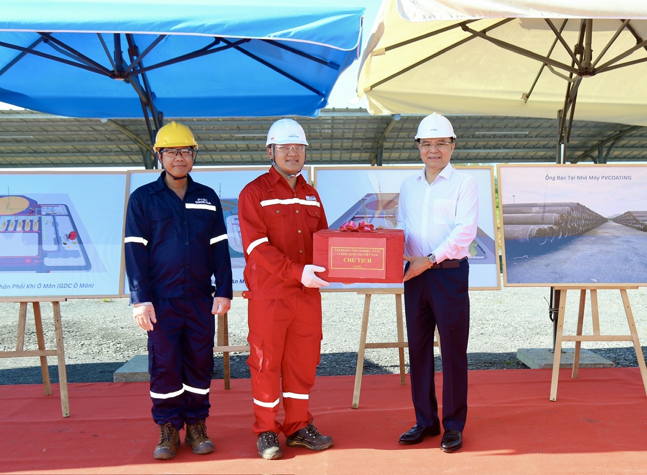 Chủ tịch HĐTV Petrovietnam Lê Mạnh Hùng tặng quà cho đội ngũ cán bộ, kỹ sư, người lao động đang trực tiếp triển khai dự án.