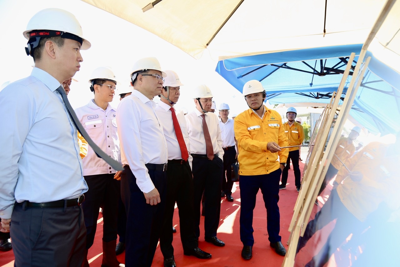 Đồng chí Đỗ Thanh Bình, Ủy viên Trung ương Đảng, Bí thư Thành ủy Cần Thơ cùng đoàn công tác Thành ủy và đoàn lãnh đạo Petrovietnam đã đến thăm Trạm Phân phối khí Ô Môn