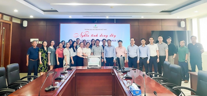 Ông Phan Minh Quốc Bình - Hiệu trưởng PVU, Phó Viện trưởng VPI và cán bộ, giảng viên, người lao động PVU quyên góp ủng hộ người dân Nghệ An, Điện Biên và Sơn La