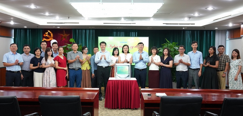 Ông Nguyễn Văn Tư - Phó Viện trưởng phụ trách VPI và cán bộ, nhân viên, người lao động VPI quyên góp ủng hộ người dân khắc phục thiệt hại sau thiên tai, nhanh chóng ổn định cuộc sống.