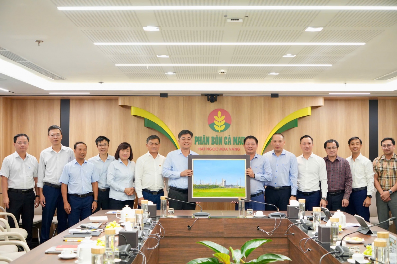 Ban lãnh đạo BSR tặng bức tranh kỷ niệm cho PVCFC