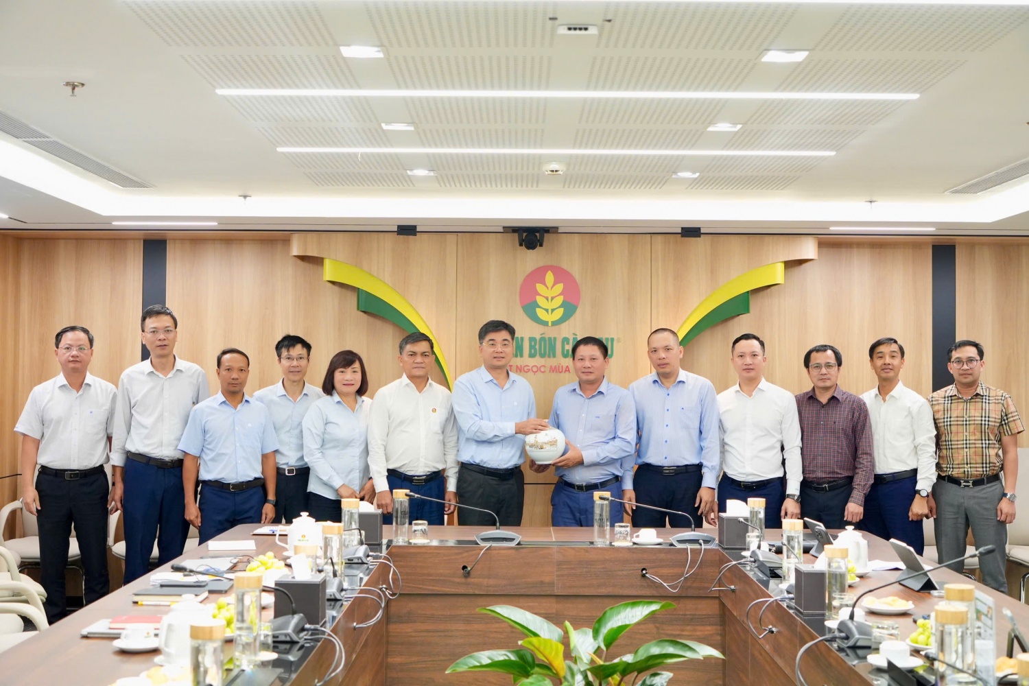 Ban lãnh đạo PVCFC trao quà lưu niệm cho BSR