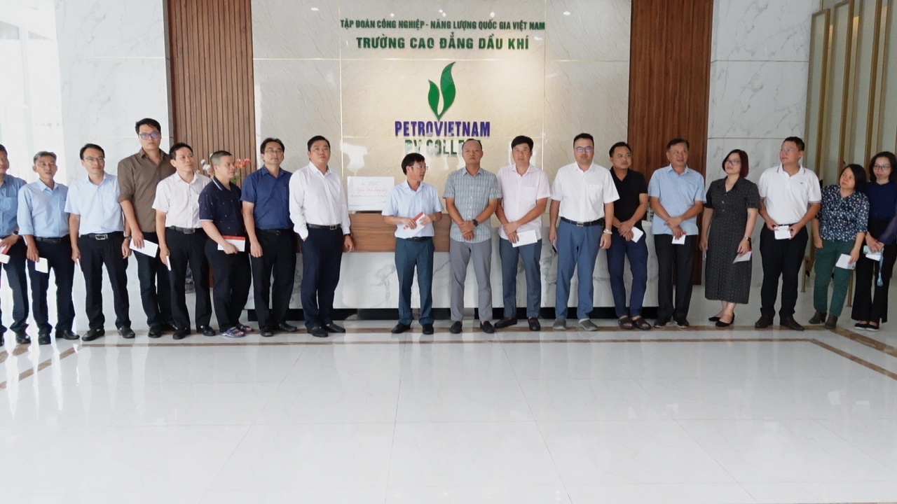 Ông Ngô Xuân Hưng - Phó Hiệu trưởng phụ trách Trường Cao đẳng Dầu khí (PVCollege) và cán bộ, giảng viên, người lao động PV College quyên góp ủng hộ người dân Nghệ An, Điện Biên và Sơn La