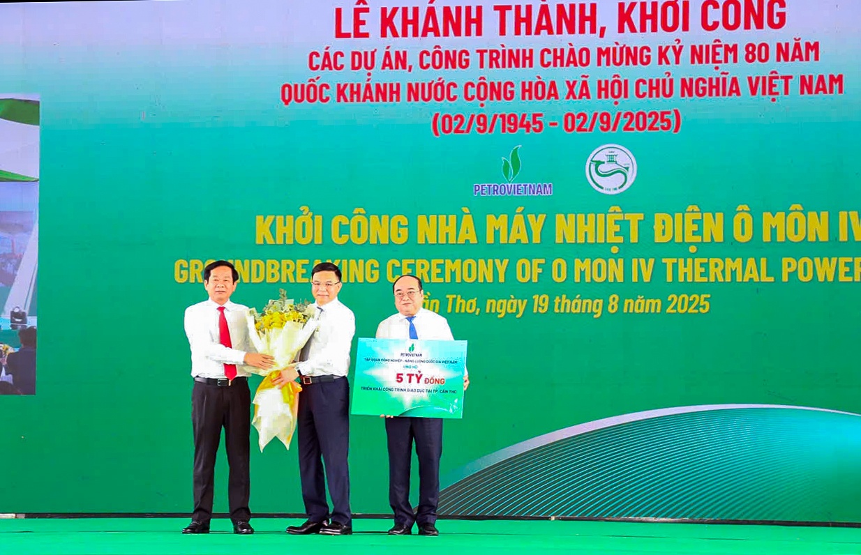 Đồng chí Lê Mạnh Hùng – Bí thư Đảng ủy, Chủ tịch HĐTV Petrovietnam, trao biển tượng trưng 5 tỷ đồng an sinh xã hội hỗ trợ Thành phố Cần Thơ với mong muốn tiếp thêm khát vọng, nuôi dưỡng đam mê học tập, để các em học sinh vững bước trên con đường chinh phục tri thức.