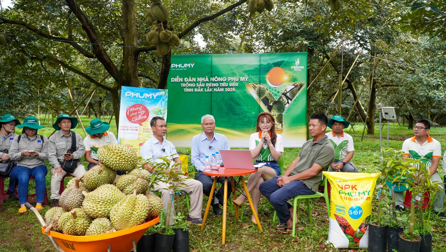 Chương trình “Phú Mỹ cùng canh tác bền vững sầu riêng Đắk Lắk” có sự tham gia của các chuyên gia nông nghiệp, doanh nghiệp kinh doanh phân bón và các nhà nông tiêu biểu.