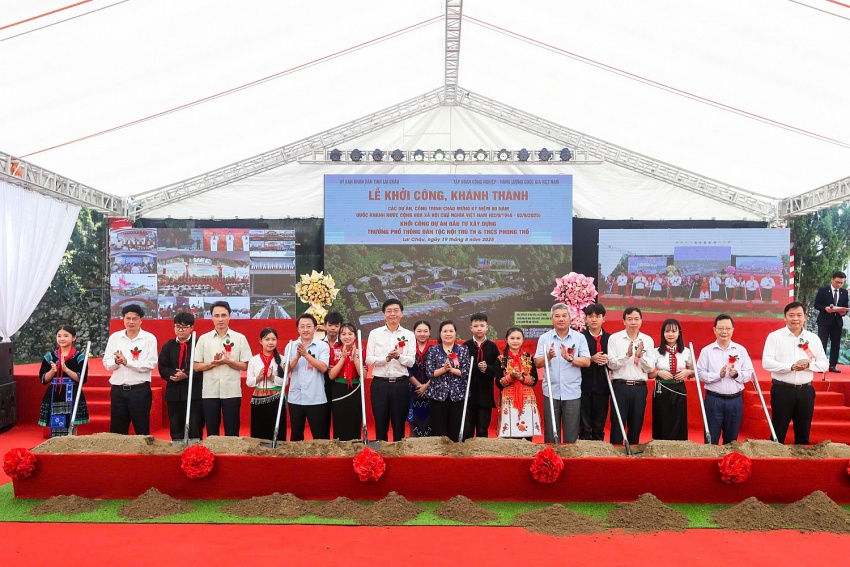 Các đại biểu thực hiện nghi thức động thổ công trình.