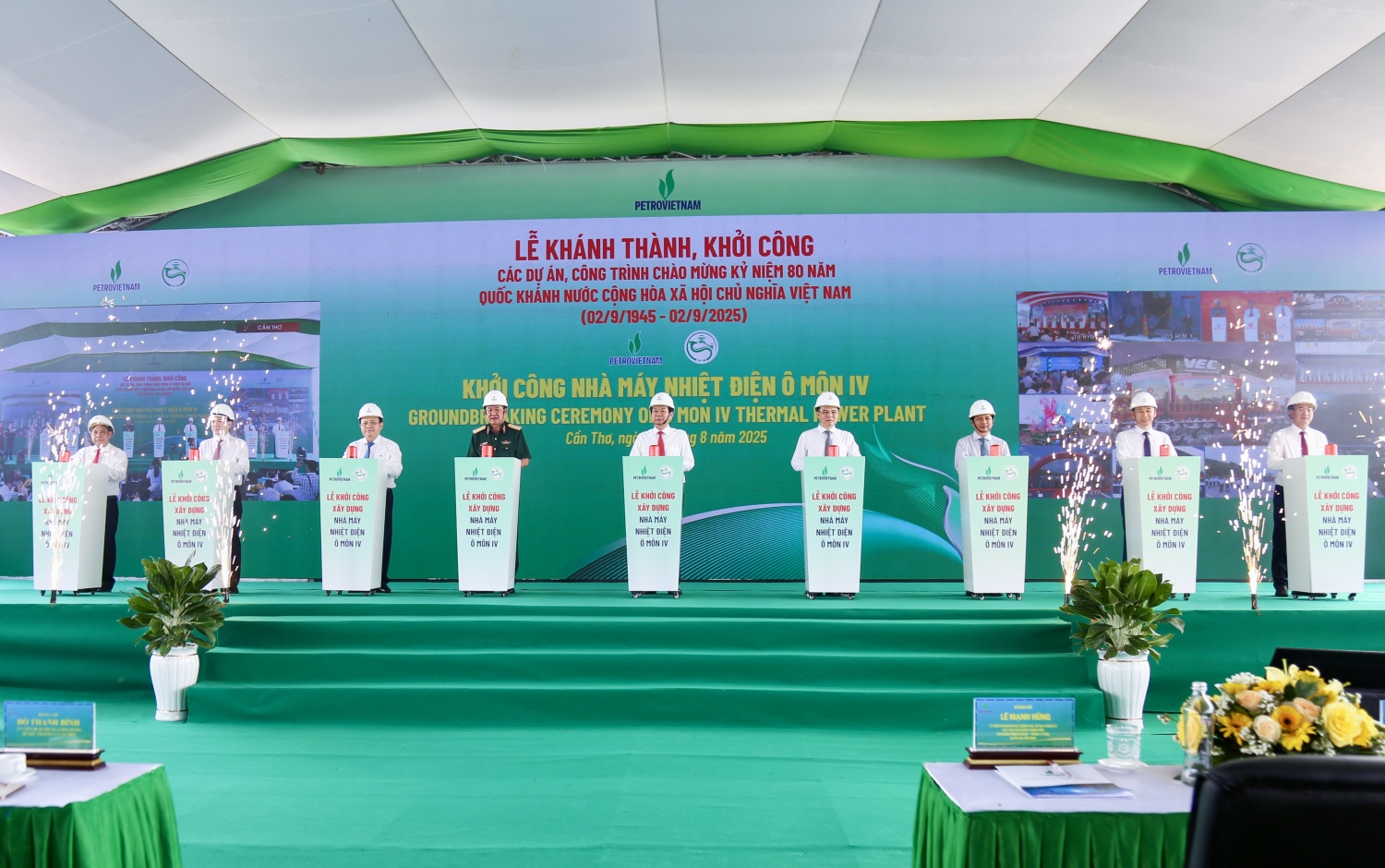 Các đại biểu thực hiện nghi thức khởi công NMNĐ Ô Môn IV