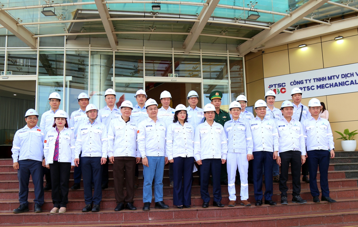 Cùng tham gia đoàn có Thứ trưởng Bộ Công Thương Phan Thị Thắng; đồng chí Lê Mạnh Hùng - Chủ tịch HĐTV Petrovietnam; đồng chí Lê Ngọc Sơn - Tổng Giám đốc Petrovietnam, các đồng chí trong HĐTV, Ban Tổng giám đốc Petrovietnam, lãnh đạo Công đoàn Petrovietnam. 