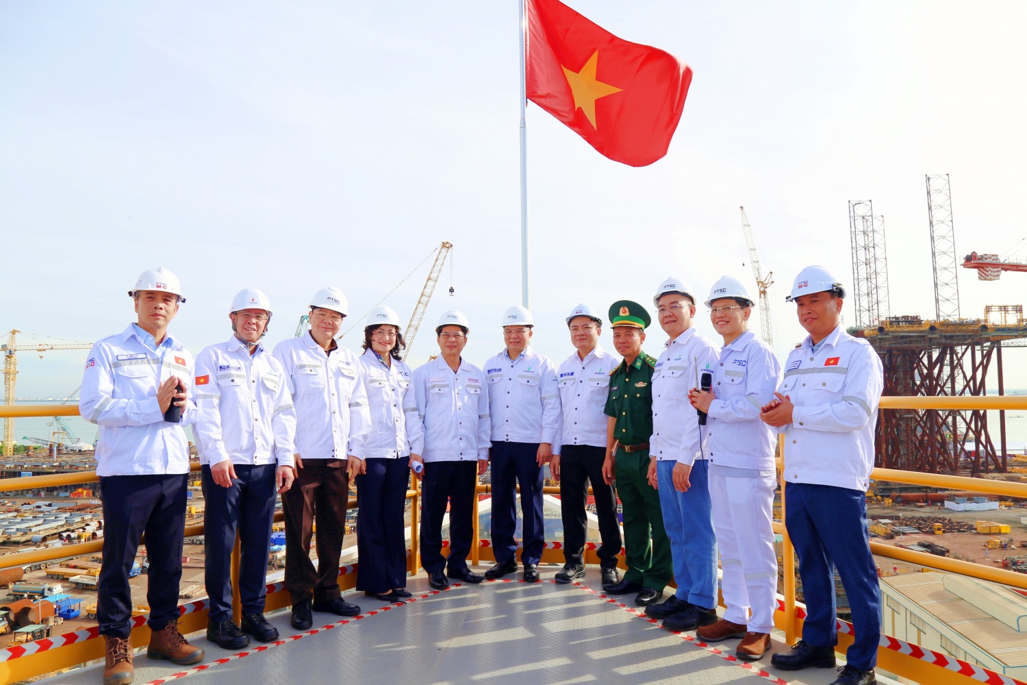 Phó Thủ tướng cùng đoàn công tác tham quan Trung tâm Công nghiệp Năng lượng và Hậu cần.