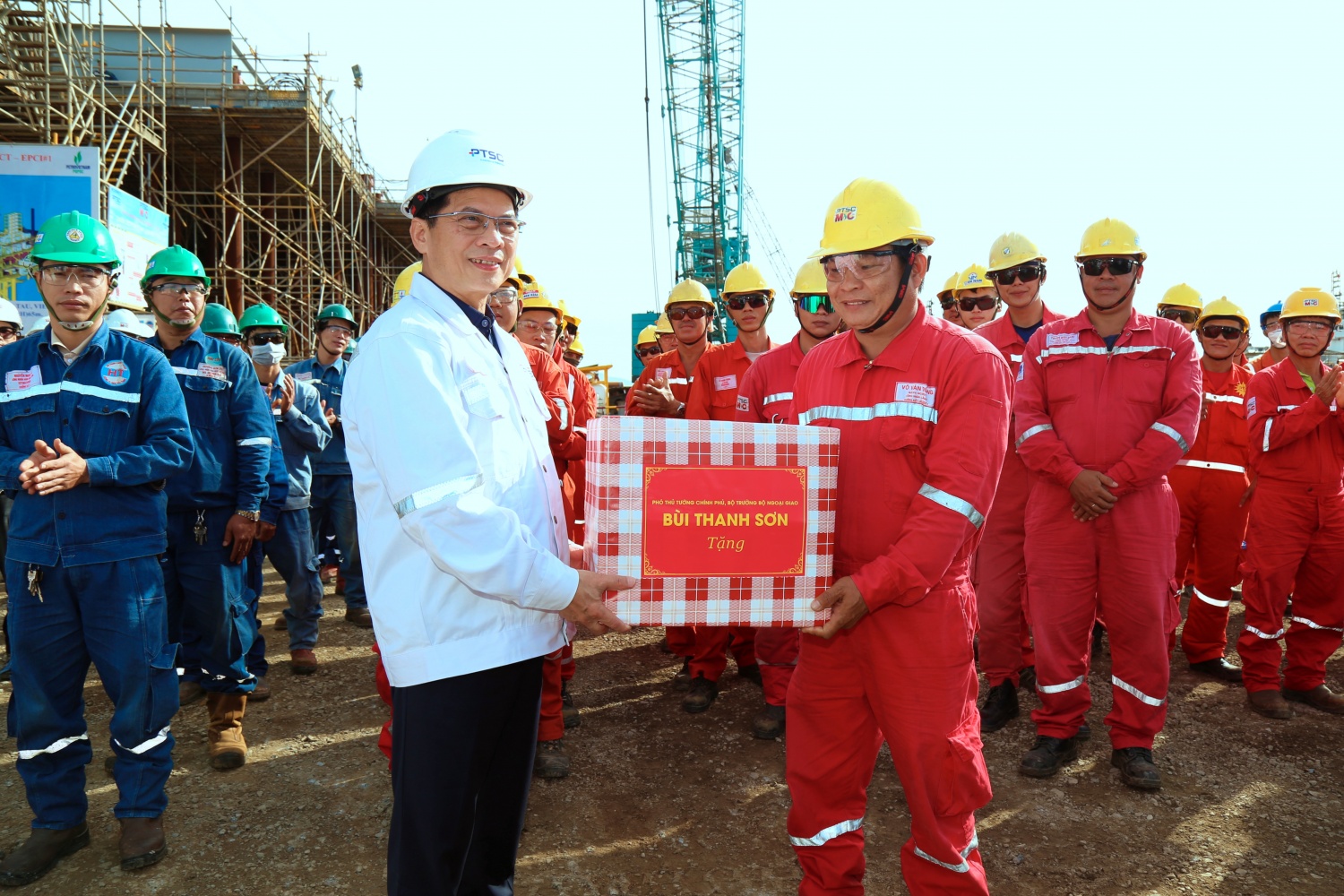 Phó Thủ tướng Bùi Thanh Sơn thăm, động viên và tặng quà người lao động đang làm việc tại Trung tâm Công nghiệp Năng lượng và Hậu cần.