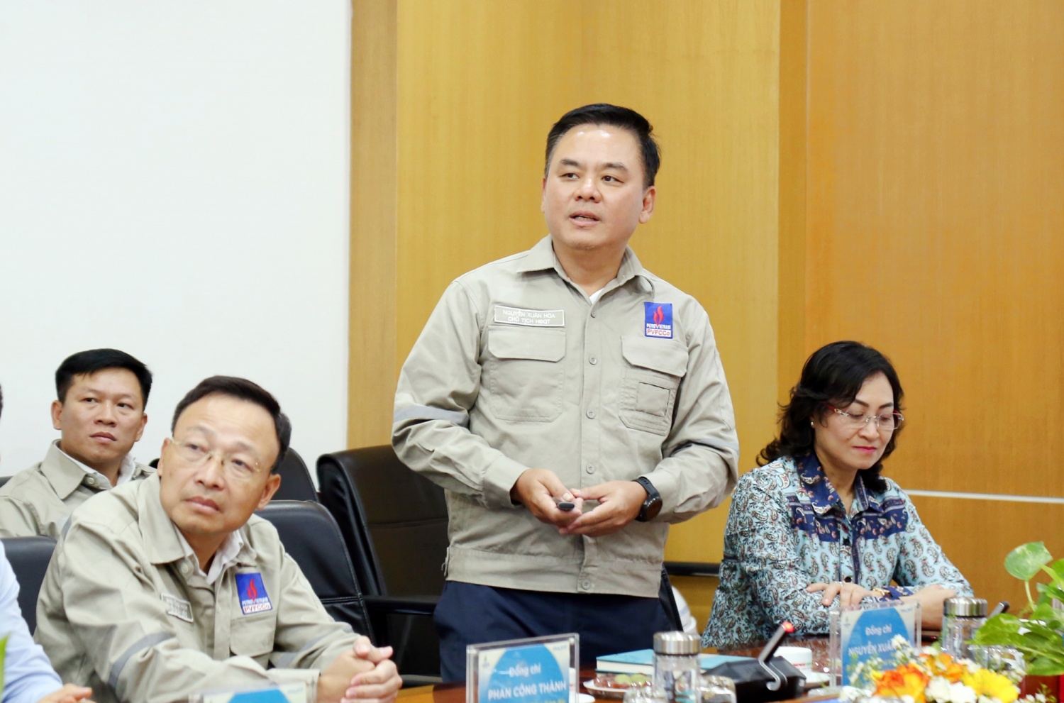 Đồng chí Nguyễn Xuân Hòa, Chủ tịch HĐQT PVFCCo - Phú Mỹ báo cáo khái quát về quá trình hình thành và phát triển của PVFCCo - Phú Mỹ.
