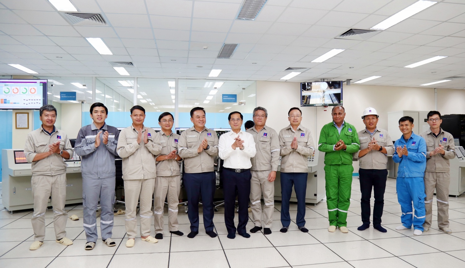 Phó Thủ tướng thăm và động viên người lao động tại Nhà máy.