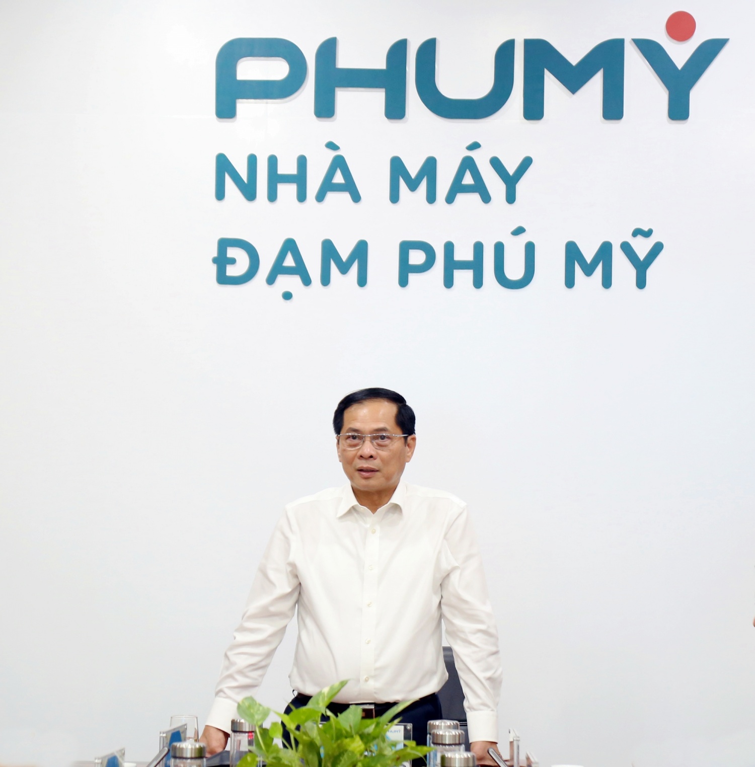 Phó Thủ tướng Bùi Thanh Sơn đánh giá cao các thành tích của PVFCCo - Phú Mỹ trong 20 năm qua, đặc biệt là vai trò tiên phong trong ứng dụng công nghệ hiện đại.