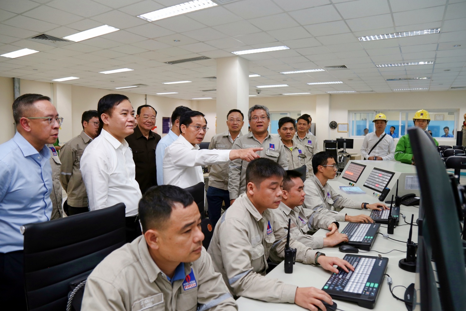 Phó Thủ tướng cùng đoàn công tác đã thăm khu công nghệ sản xuất của Nhà máy.