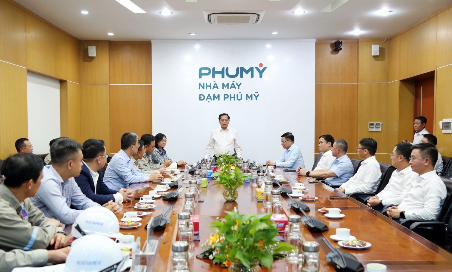 Phó Thủ tướng Bùi Thanh Sơn đến thăm và làm việc tại Nhà máy Đạm Phú Mỹ trong khuôn khổ chuyến công tác tại TP HCM.