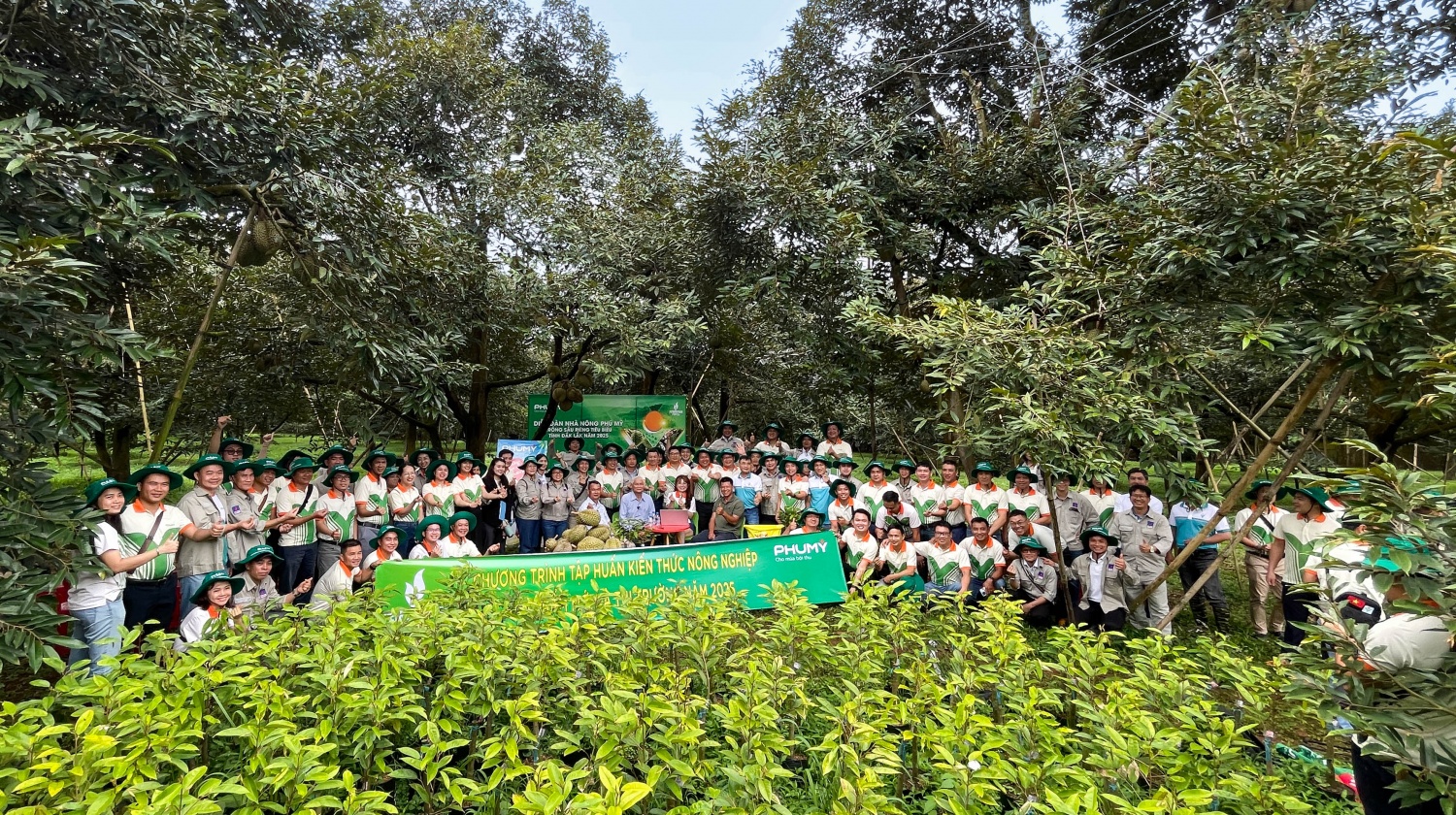 Chương trình cũng là dịp để CBCNV PVFCCo - Phú Mỹ trực tiếp tìm hiểu thực tế, lắng nghe ý kiến của bà con nông dân, từ đó có thêm cơ sở cải tiến sản phẩm.