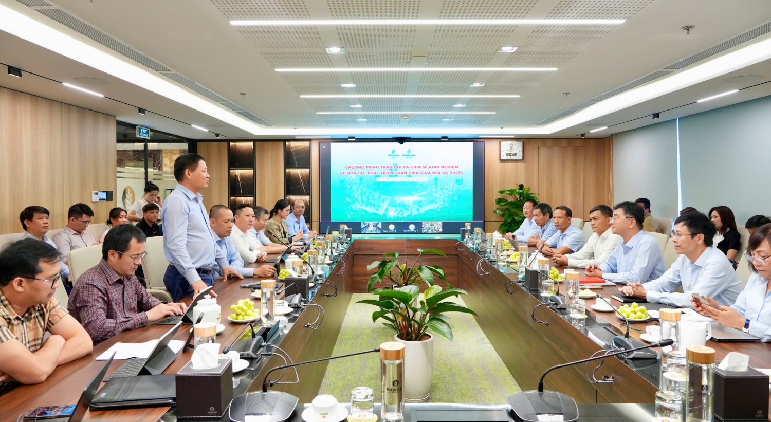 Các đại biểu tại buổi làm việc