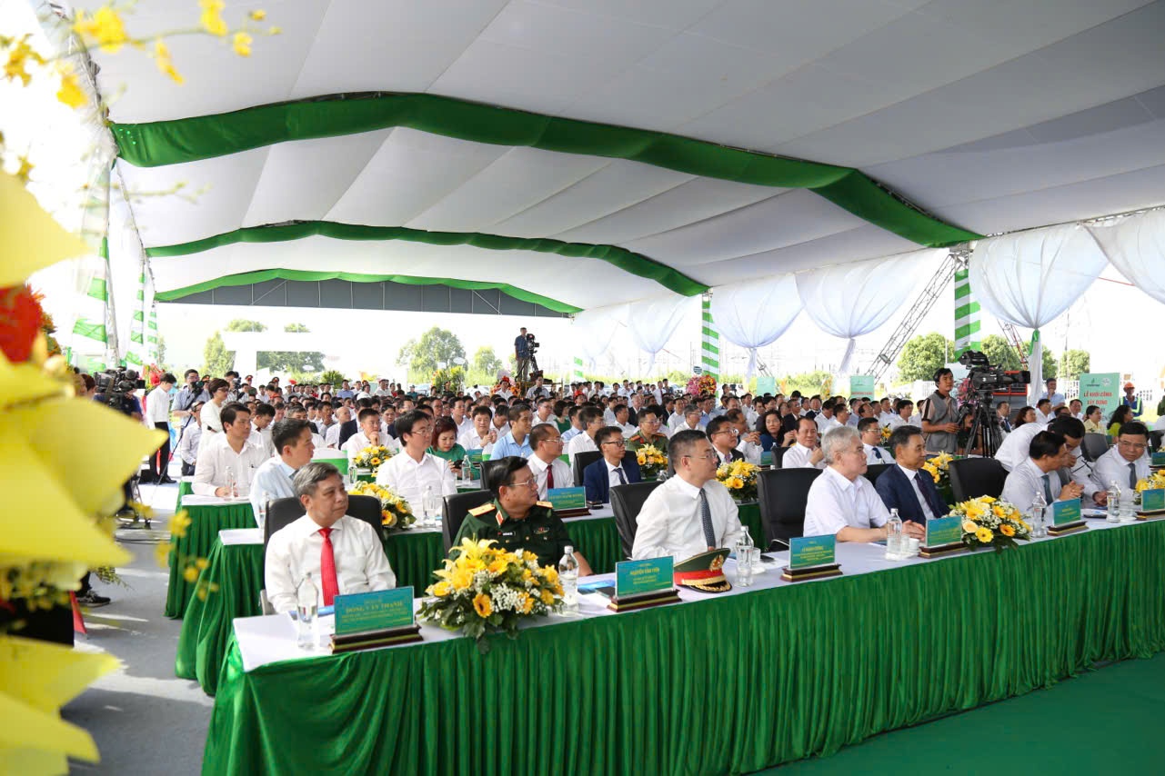 Các đại biểu tham dự Lễ khởi công xây dựng Nhà máy Nhiệt điện (NMNĐ) Ô Môn IV