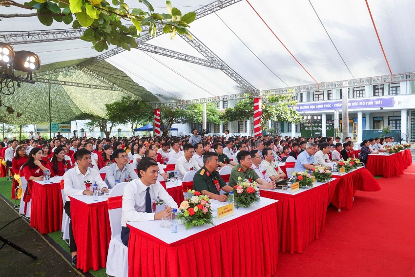 Buổi lễ có sự tham gia của gần 550 đại biểu, các thầy cô, học sinh, nhân dân địa phương