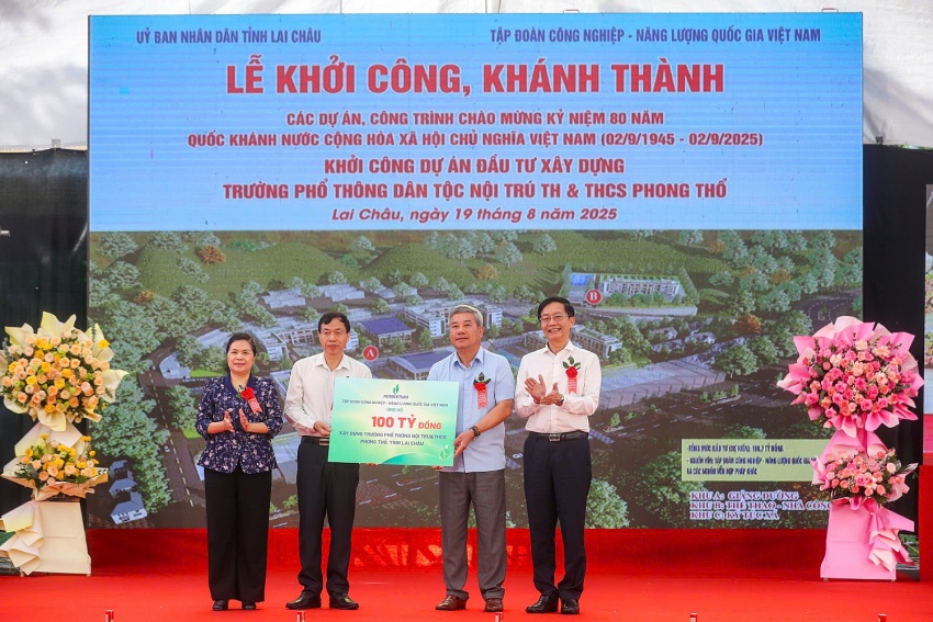 Đồng chí Trần Quang Dũng - Phó Bí thư thường trực Đảng ủy Petrovietnam và đồng chí Đỗ Chí Thanh - Phó Tổng giám đốc Petrovietnam trao hỗ trợ 100 tỷ đồng xây dựng công trình.