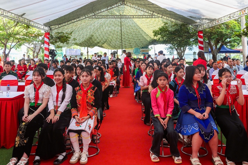 Các em học sinh huyện Phong Thổ hân hoan tại Lễ khởi công xây dựng Trường phổ thông Dân tộc nội trú TH & THCS Phong Thổ