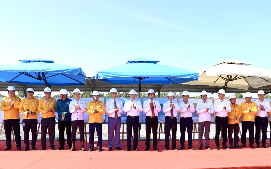 Đoàn công tác và cán bộ, kỹ sư, người lao động dự án.
