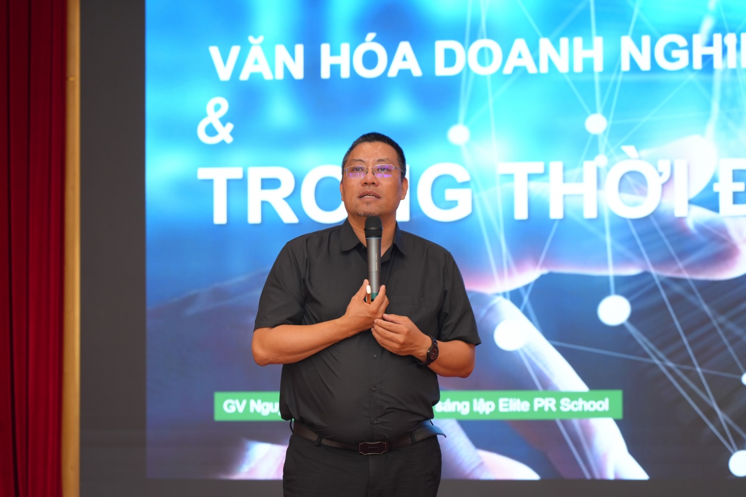 Ông Nguyễn Đình Thành - Chuyên gia truyền thông và văn hóa doanh nghiệp trao đổi tại buổi đào tạo
