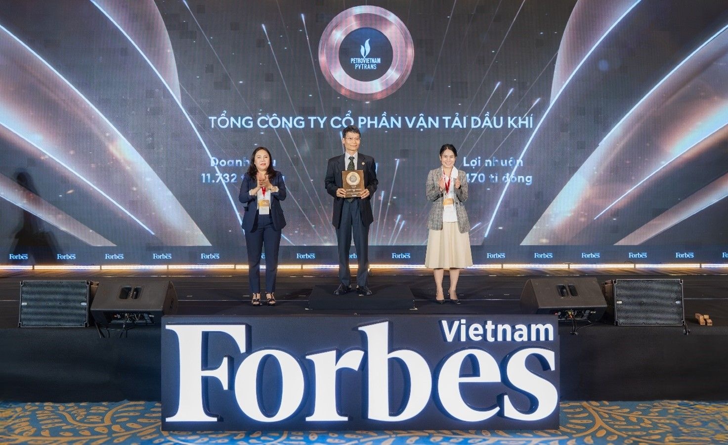 Ông Trương Hồng Sơn - Thành viên HĐQT PVTrans nhận giải thưởng vinh danh 50 công ty niêm yết tốt nhất Việt Nam năm 2025.