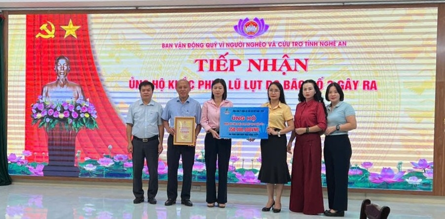 Bà Ngô Hồng Vân - Chủ tịch Công đoàn PV Power, cùng đoàn công tác của Công ty Cổ phần Thủy điện Hủa Na đã trực tiếp trao tặng 350 triệu đồng hỗ trợ tới Ủy ban Mặt trận Tổ quốc tỉnh Nghệ An