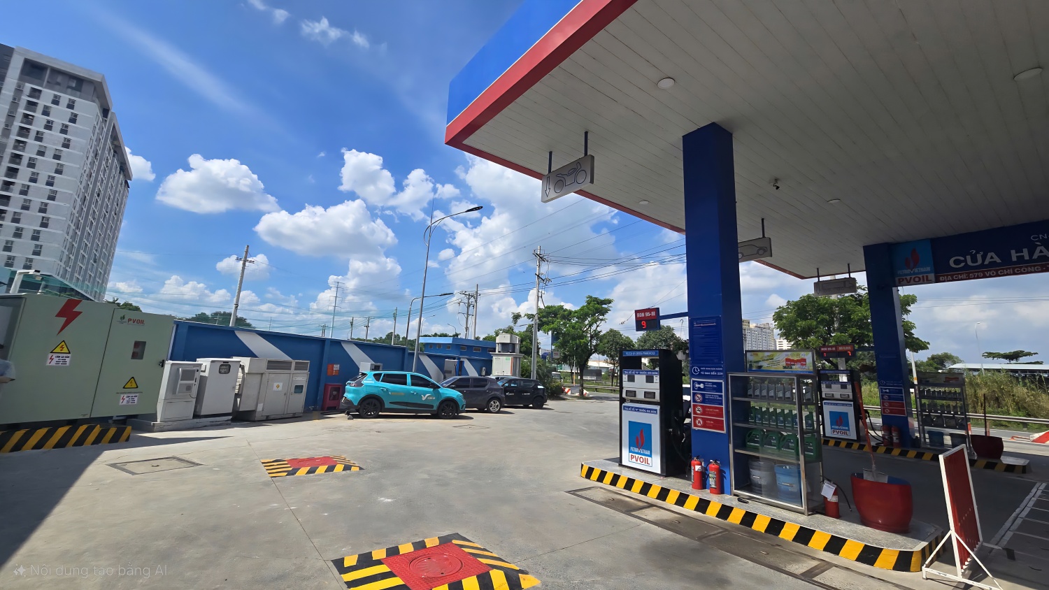 Hệ thống điện năng lượng mặt trời áp mái và hệ thống lưu trữ điện năng tích hợp GRES tại CHXD Phú Hữu cung cấp nguồn điện cho trạm sạc xe ô tô điện.
