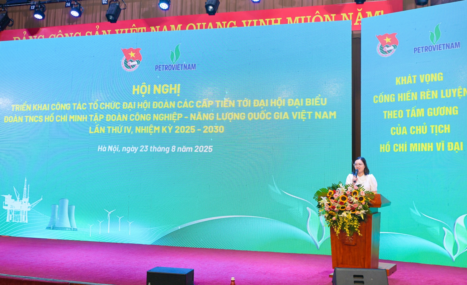 Đồng chí Đỗ Đức Hạnh - Phó Bí thư, Chủ nhiệm Ủy ban Kiểm tra Đoàn Thanh niên Chính phủ trình bày nội dung trong Hướng dẫn công tác tổ chức Đại hội Đoàn cấp cơ sở.