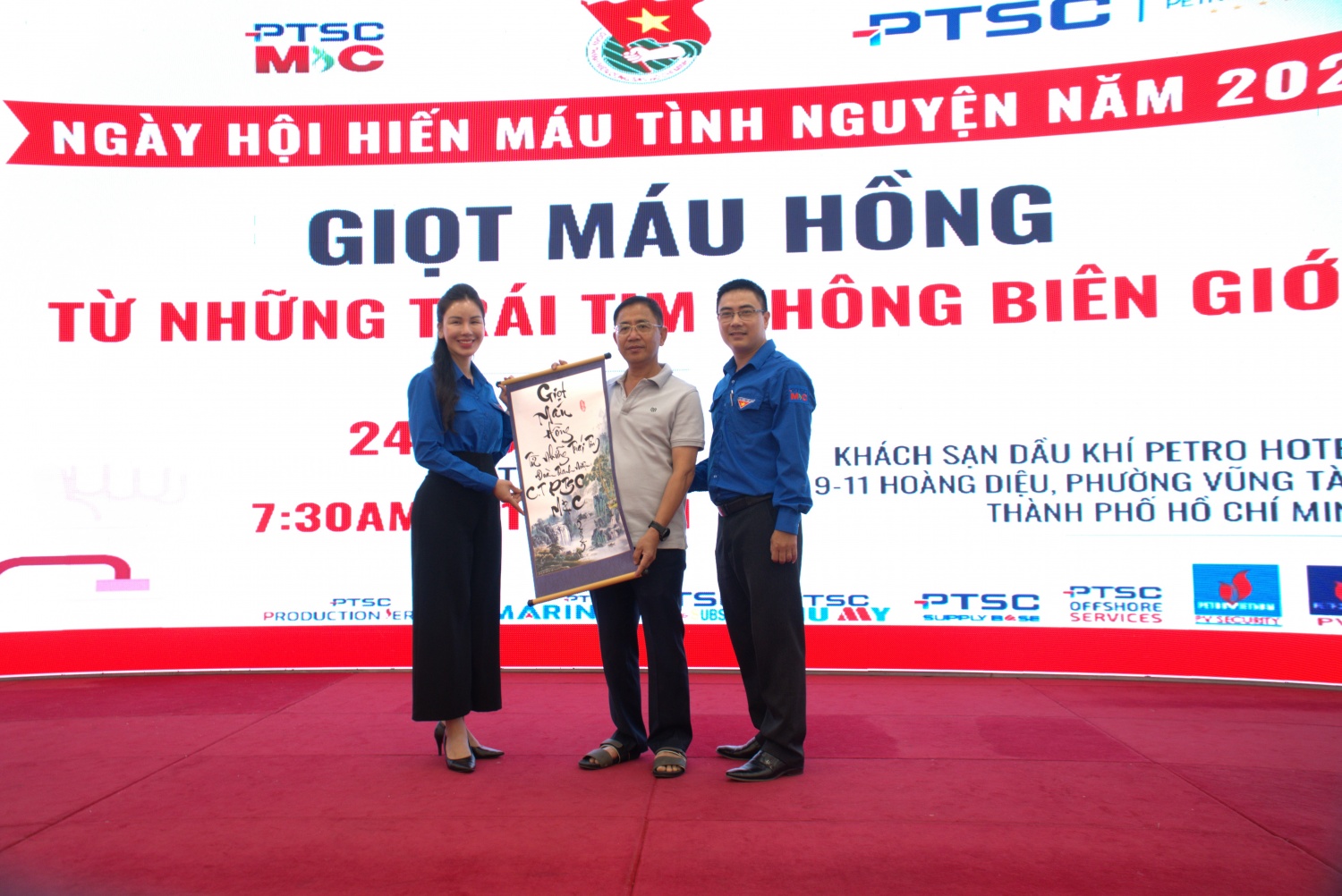 Ban tổ chức trao tặng bức tranh thư pháp cho anh Trương Văn Trúc trong Ngày hội hiến máu tình nguyện