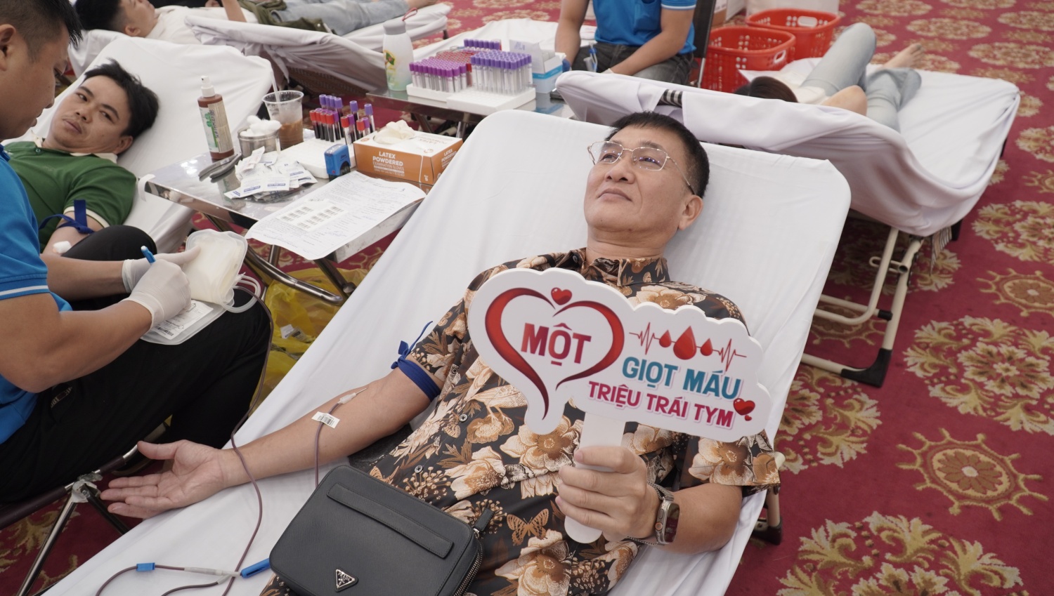 Anh Lê Toàn Thắng - Phó Giám đốc POS chia sẻ: “Mỗi lần tham gia hiến máu, tôi càng thấy được ý nghĩa quan trọng của những giọt máu tình nguyện. Máu có thể chờ người bệnh, nhưng người bệnh không thể chờ máu. Vì thế mà bản thân tôi luôn tích cực hiến máu với mong muốn những giọt máu của mình có thể mang lại hy vọng cho người bệnh”.