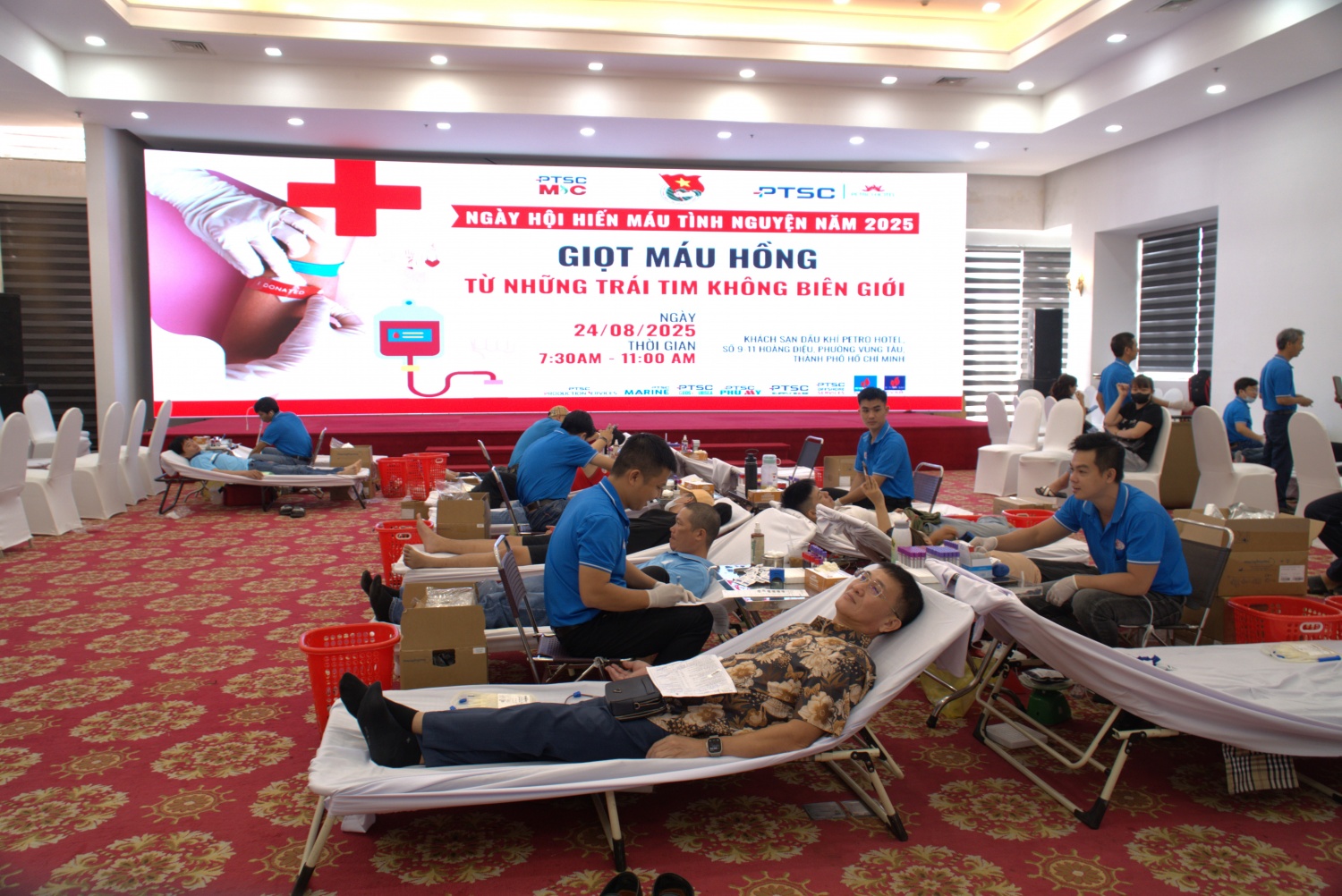 Quang cảnh chung của Ngày hội hiến máu tình nguyện với chủ đề “Giọt máu hồng từ những trái tim không biên giới”.