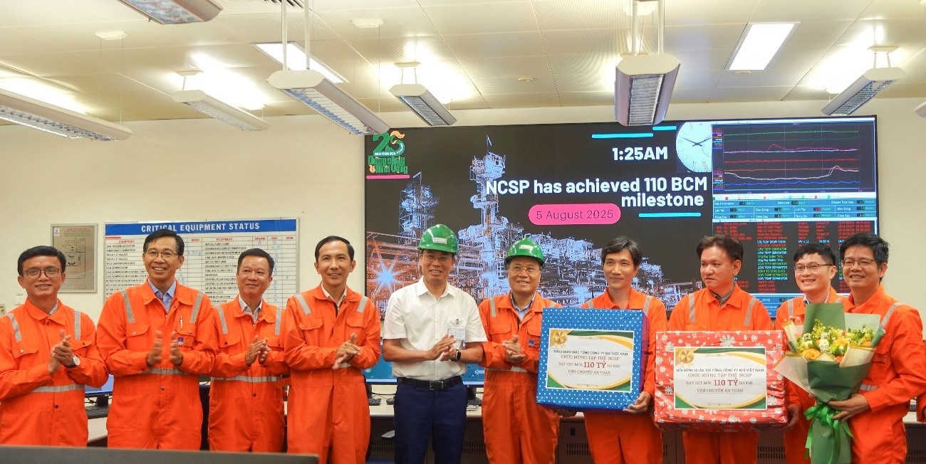 Tập thể PV GAS NCSP đón nhận chúc mừng từ Lãnh đạo PV GAS với thành tích đạt 110 tỷ m3 khí vào ngày 05/8/2025