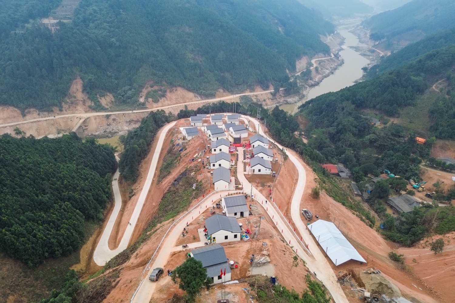 Petrovietnam là một trong những đơn vị tiên phong trong phong trào xóa nhà tạm, nhà dột nát. (Ảnh: Khu tái định cư thôn Kho Vàng, xã Cốc Lầu, huyện Bắc Hà, tỉnh Lào Cai do Petrovietnam phối hợp với tỉnh Lào Cai xây dựng).
