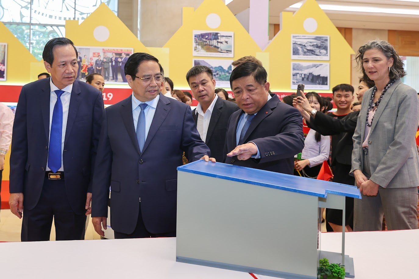 Thủ tướng và các đại biểu tham quan một mẫu nhà cho đồng bào dân tộc được trưng bày tại Hội nghị (Ảnh: VGP)