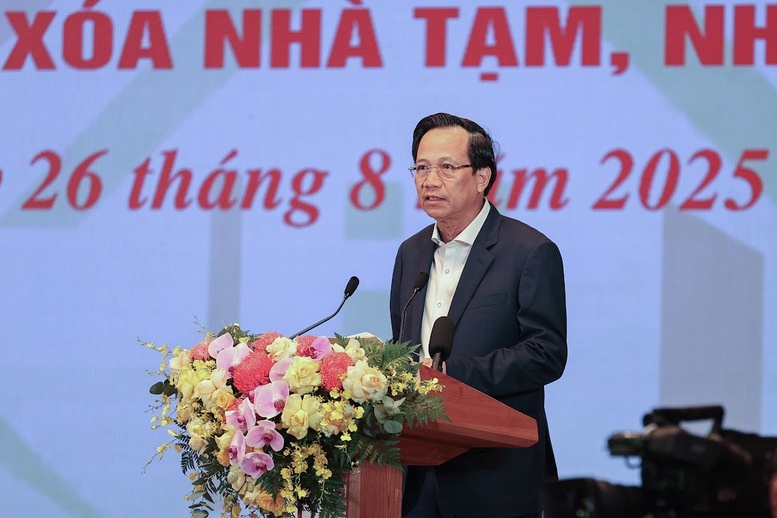 Bộ trưởng Bộ Dân tộc và Tôn giáo Đào Ngọc Dung báo cáo kết quả tổng thể công tác xóa nhà tạm, nhà dột nát trên cả nước (Ảnh: VGP)