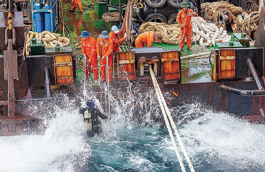 Người lao động Petrovietnam làm việc trên công trình biển (ảnh: Trường Sơn)
