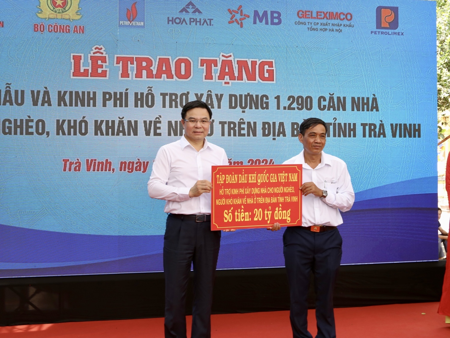 Đồng chí Lê Mạnh Hùng - Bí thư Đảng ủy, Chủ tịch HĐTV Petrovietnam trao cho đại diện UBMTTQ tỉnh Trà Vinh (cũ) biểu trưng tặng 20 tỷ đồng xây dựng 400 căn nhà cho người nghèo trên địa bàn tỉnh.