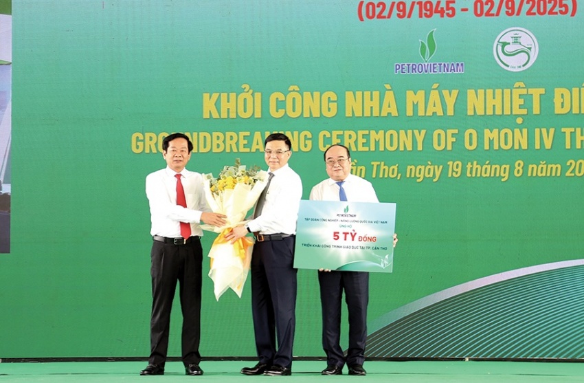 Ông Lê Mạnh Hùng - Bí thư Đảng ủy, Chủ tịch HĐTV Petrovietnam, trao biển tượng trưng hỗ trợ 5 tỉ đồng cho công tác an sinh xã hội TP Cần Thơ