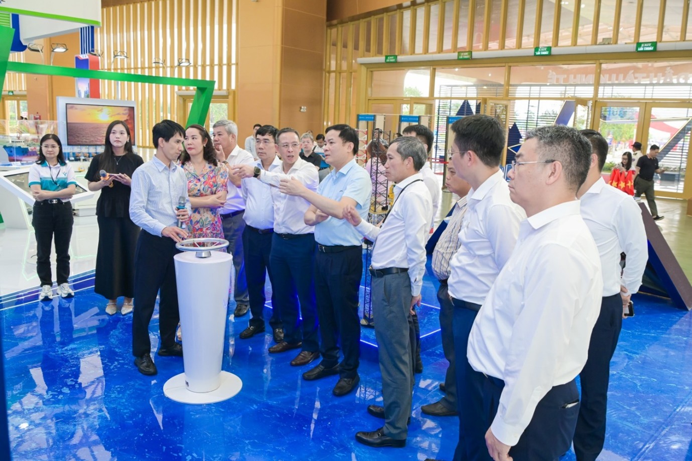Đoàn khảo sát gồm: đồng chí Lê Ngọc Sơn- Tổng Giám đốc Tập đoàn; đồng chí Trần Bình Minh - Thành viên HĐTV Tập đoàn; cùng các đồng chí Phó Tổng Giám đốc Tập đoàn: Lê Xuân Huyên; Đỗ Chí Thanh; Lê Mạnh Cường