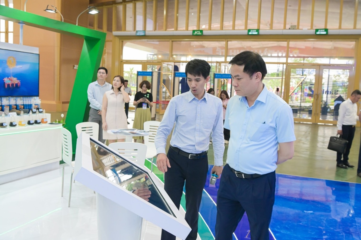 Lãnh đạo Petrovietnam kiểm tra hệ thống trình chiều và nội dung giới thiệu