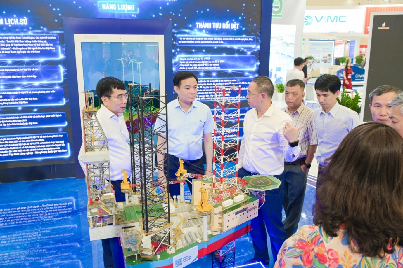 Lãnh đạo Petrovietnam kiểm tra các mô hình trưng bày